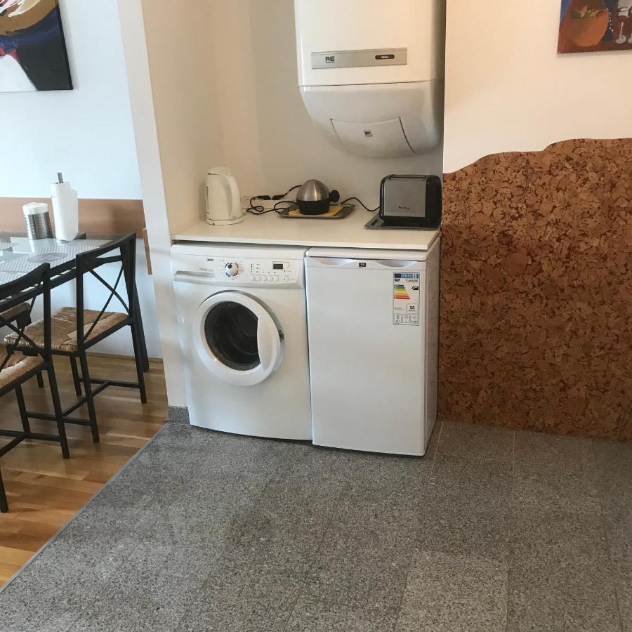 Lg Lovely Apartment Stockerau Bagian luar foto