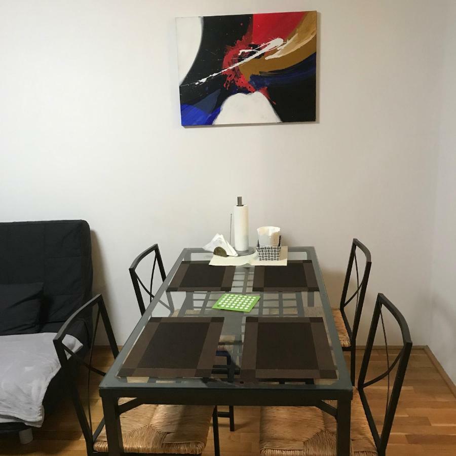 Lg Lovely Apartment Stockerau Bagian luar foto