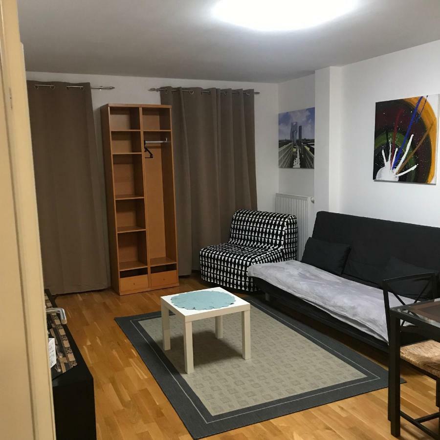 Lg Lovely Apartment Stockerau Bagian luar foto