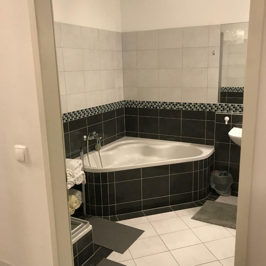 Lg Lovely Apartment Stockerau Bagian luar foto